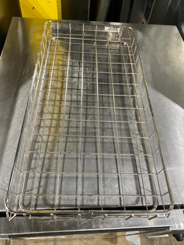 Commercial chrome-plated full-sized wired rack for bagels/pastries, pristine condition, durable construction. Ideal for bakeries.