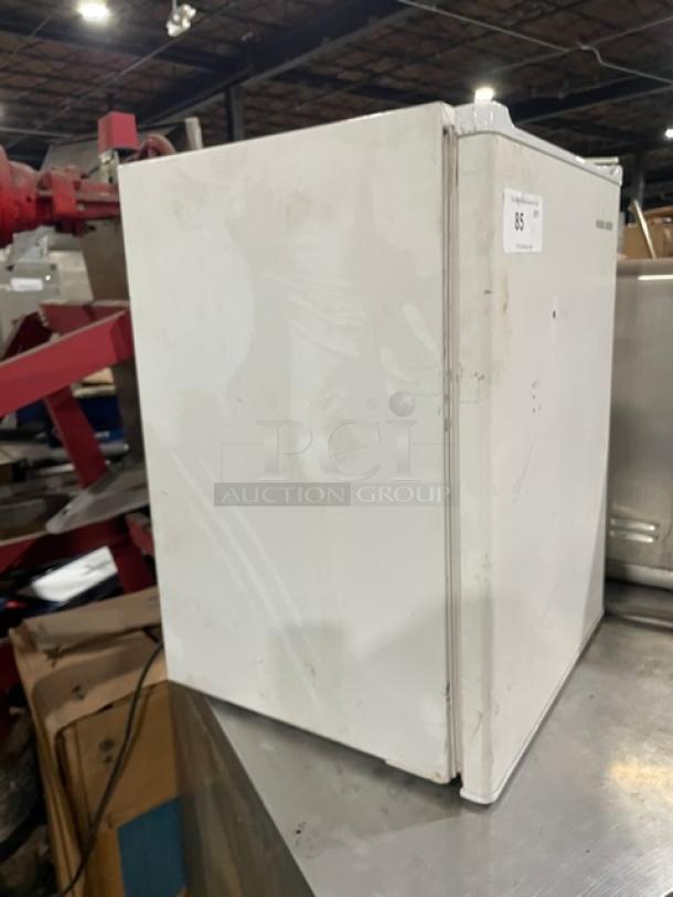 Black & Decker BCFA27 white free-standing refrigerator with upper compartment freezer. Features poly coated wired rack. Model: BCFA27.
