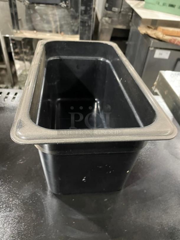 Cambro commercial black food pan in excellent condition. Durable plastic, ideal for food service use.