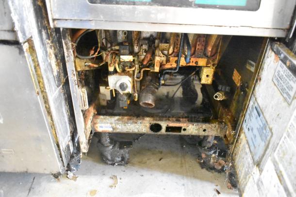 Pitco Frialator SSH75 Solstice Supreme fryer, natural gas, stainless steel, commercial casters. Visible internal components.