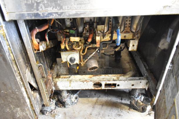 Pitco Frialator SSH75 Solstice Supreme fryer, stainless steel, natural gas, 105,000 BTU, commercial casters, worn condition.