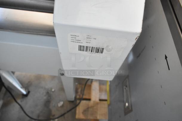 Fleetwood DR-400 metal bread loaf slicer, commercial use, 115V, 1 phase. Visible label with model and voltage details.