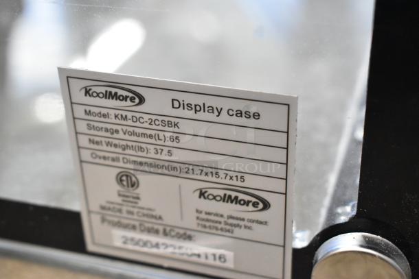 Brand new KoolMore KM-DC-2CSBK countertop display case. Scratch and dent condition. Storage: 65L, Weight: 37.5 lbs. Dimensions: 21.7x15.7x15 in.