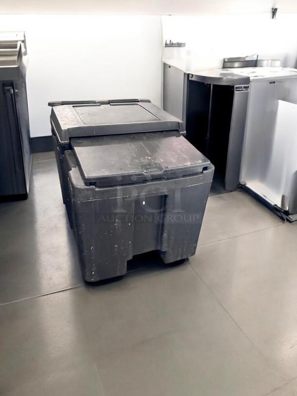 Cambro ICS100 Insulated Ice Transport Cart, 100 lb capacity, top-tier condition, sliding lids, tested and working.
