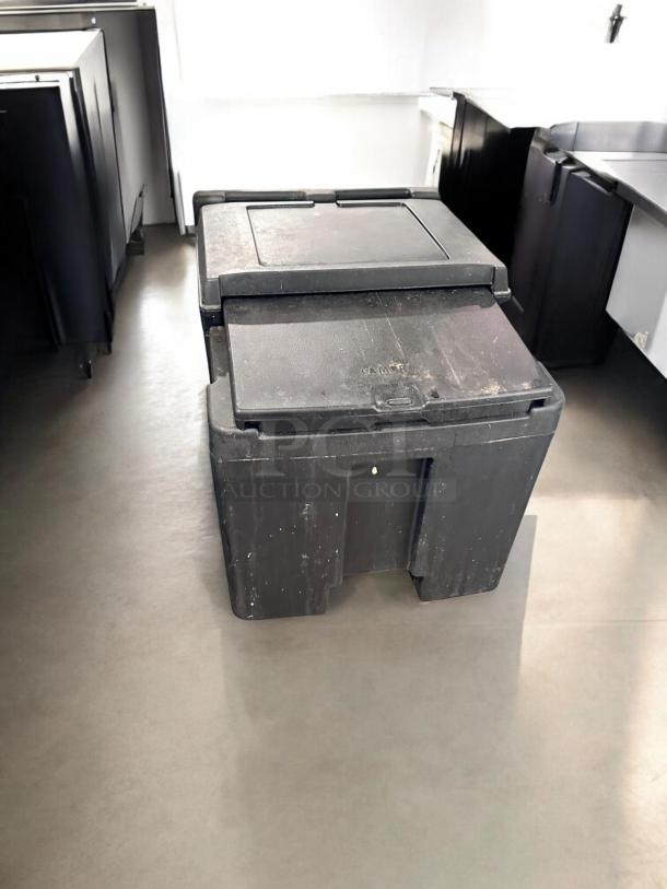 Cambro ICS100 insulated ice caddy with sliding lid, 100 lb capacity, top-tier condition, tested and working.