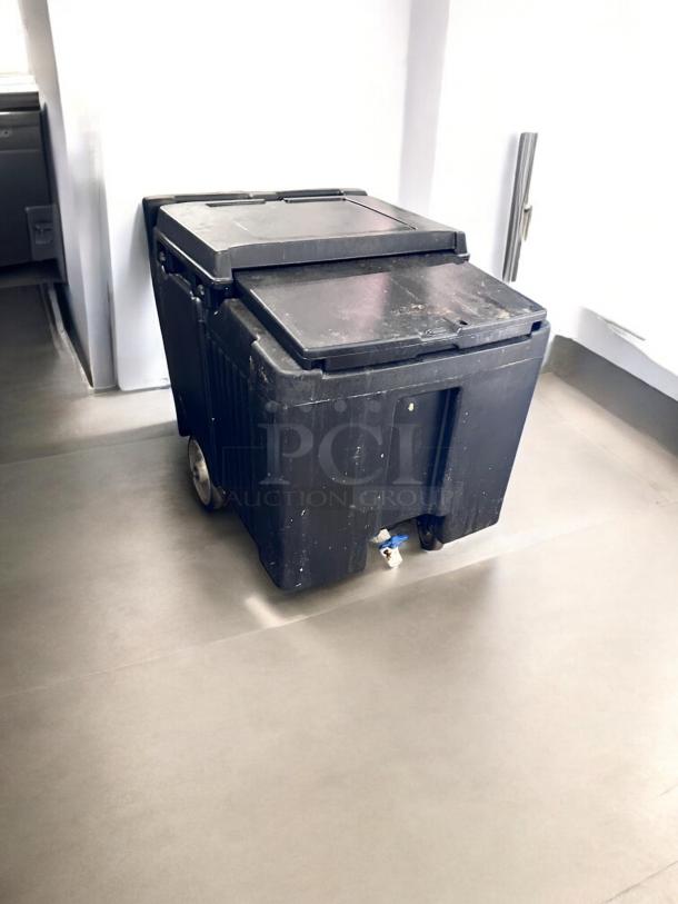 Cambro ICS100 Insulated Ice Caddy, black, 100 lb capacity, sliding lids, wheeled, fully tested, top-tier condition.