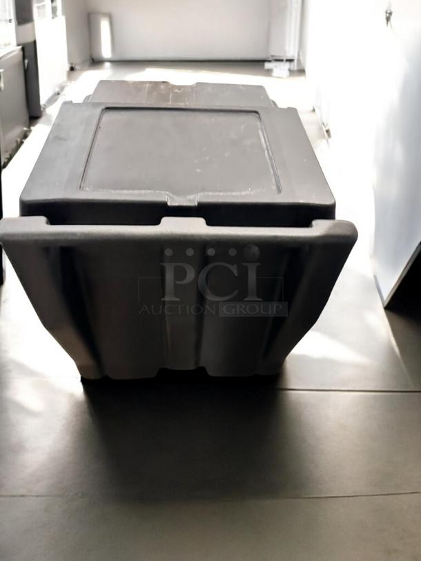 Cambro ICS100 Insulated Ice Caddy in top-tier condition, 100 lb capacity, sliding lid, fully tested and working.