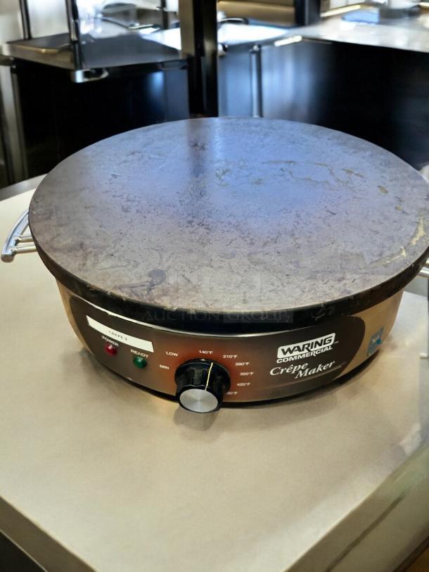 Waring Commercial WSC160 Electric Crêpe Maker in superb condition, 120V, tested and working, with temperature control knob.