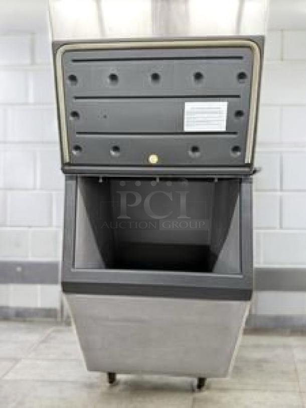 Manitowoc Indigo NXT Series ice machine with storage bin, flawless condition, stainless steel, 208/230V, fully tested and working.