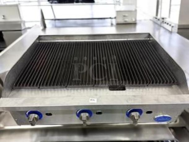 Globe GCB48G 48" gas charbroiler in superb condition, tested and working. Features blue control knobs, ideal for natural gas.
