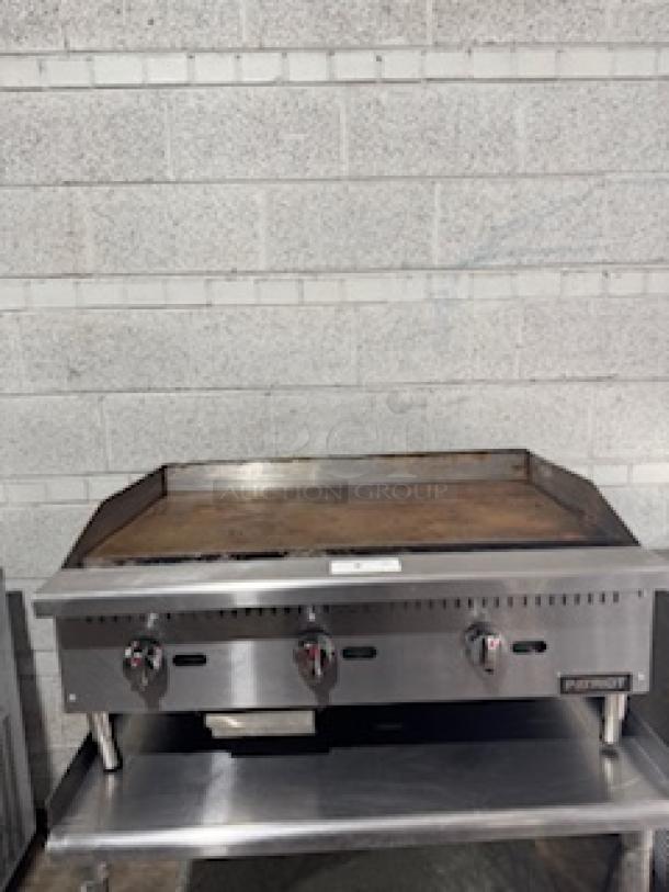 Patriot PT-G36-M 36" gas griddle, thermostat controlled. Heavy-duty, 90,000 BTU, 3/4” rear NPT gas inlet. Good condition.