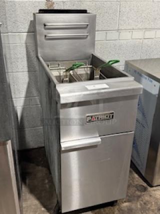 Patriot PT-F4-NG natural gas fryer with stainless steel pot, 45-50 lb. capacity, features dual baskets, 15-1/2" wide.