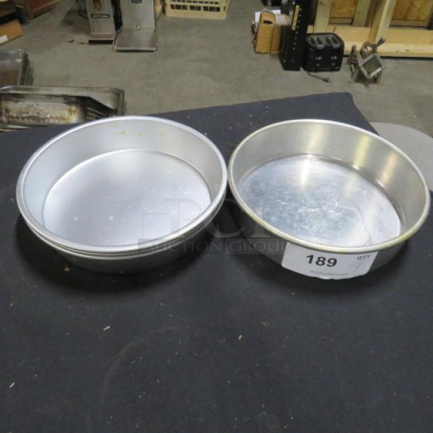 Round baking pan set, model 4XBID, metal construction, two pans, good condition. Auction tag 189 visible.