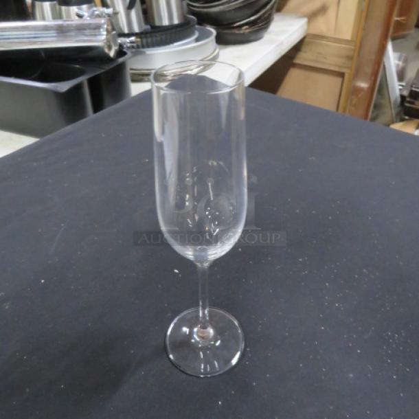 Clear glass stem champagne flute, excellent condition, slender design, ideal for celebrations. Model: 12XBID.