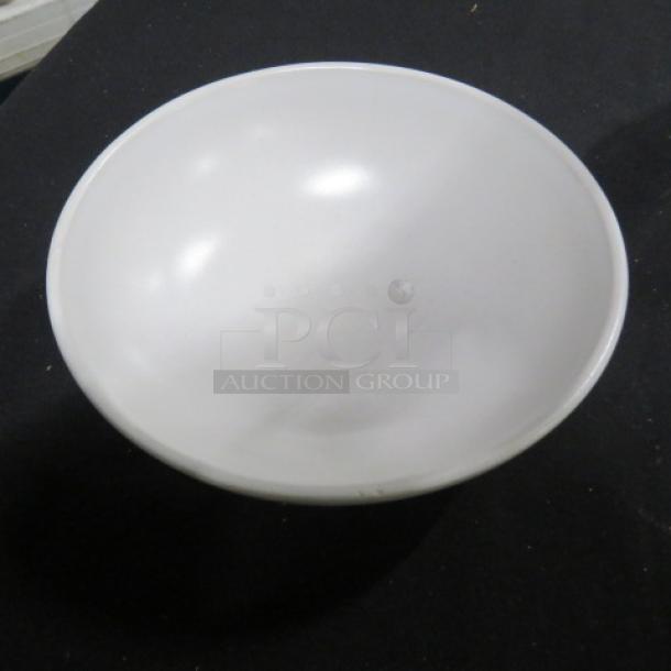 White 7-inch Evolution bowl, model 11XBID, in excellent condition. Smooth, glossy finish, ideal for collectors.