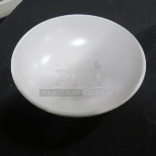 Evolution 7-inch bowl, white finish, smooth surface, excellent condition, model 12XBID.