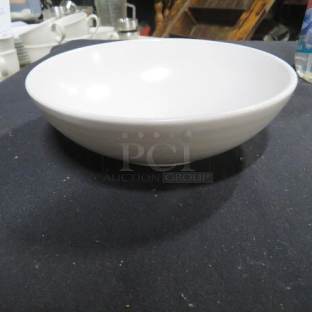 White 7-inch Evolution bowl, model 12XBID, in good condition. Smooth finish, ideal for serving or display.