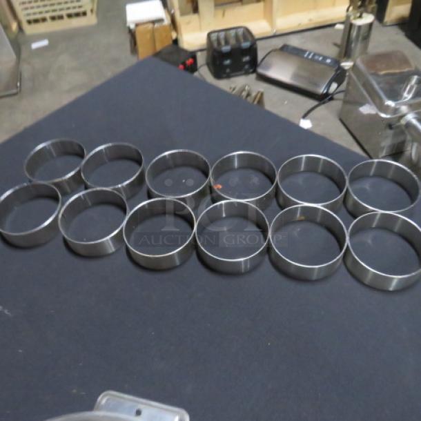 Stainless steel egg rings, 12-piece set, in excellent condition. Ideal for consistent egg shaping.