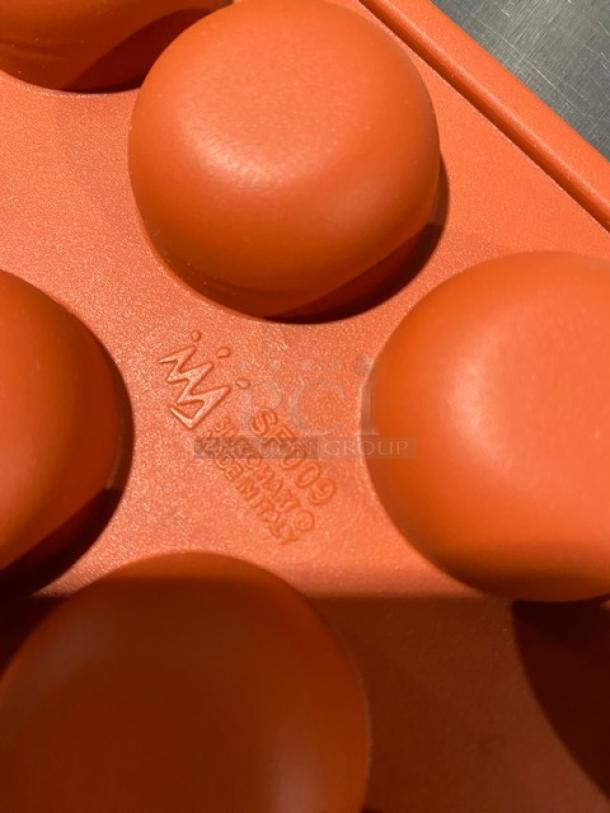 Silikomart SF009 Terracotta 24-Cup Round Non-Stick Platinum Silicone Mould, new condition, branding visible.