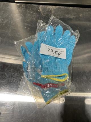 Brand new commercial blue gloves, model SSG3S/SSG3M, small/medium size, in sealed plastic packaging with quantity label.