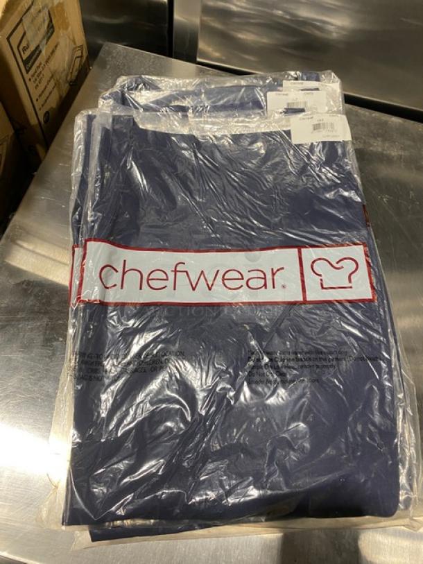 Brand new Chefwear navy-blue chef apron, model CW1648-CW73, with 2 pockets, in original packaging, one size.