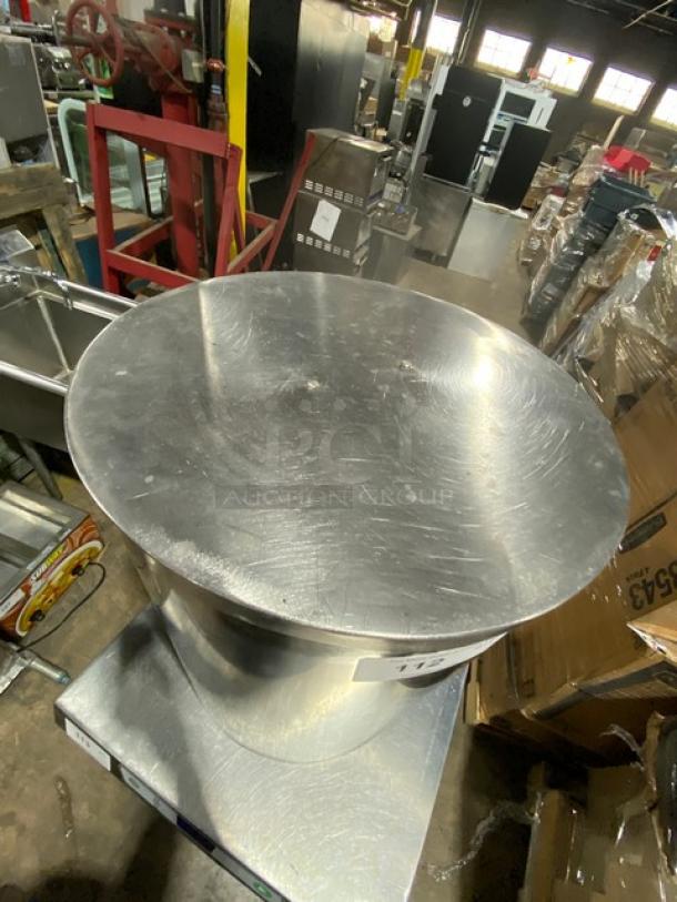 Commercial stainless steel round pan with flat lid. Slightly scratched surface, durable condition. Ideal for kitchens.