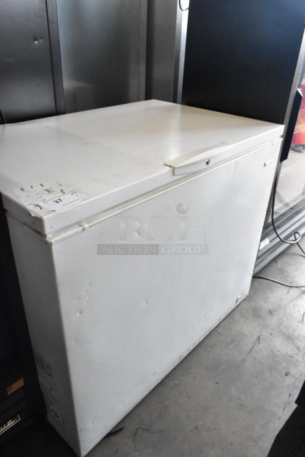 Kenmore 253.16342105 metal chest freezer with hinge lid, white finish. Visible dents and scratches, 115 volts, 1 phase.