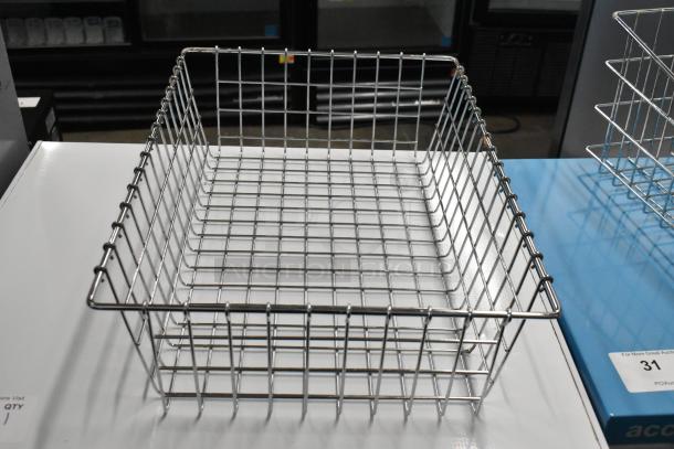 Stainless steel wire basket in good condition, part of a lot with four items, featuring a spacious grid design.
