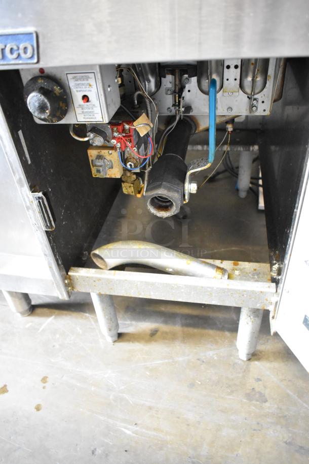 2017 Pitco Frialator SG14 stainless steel natural gas fryer, 110,000 BTU, includes 2 metal baskets, side splash guard.