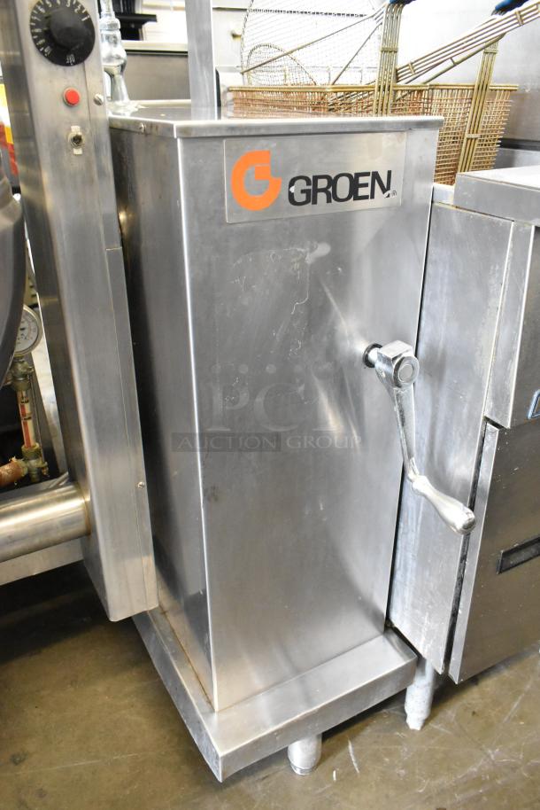 Groen DH/1P-40 stainless steel 40-gallon steam kettle, floor model, commercial-grade, with visible logo and control panel.