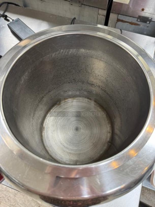 Avantco soup/chili warming pot, stainless steel, tested and working condition, shows minor interior wear.