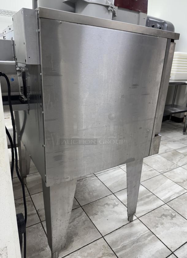 Southbend convection oven, model PCR-1E, stainless steel, less than 3 months old, tested and working.