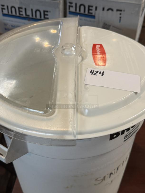 Rubbermaid Brute 10-gallon storage container with sliding lid, white. Visible label and number tag indicating item 424.
