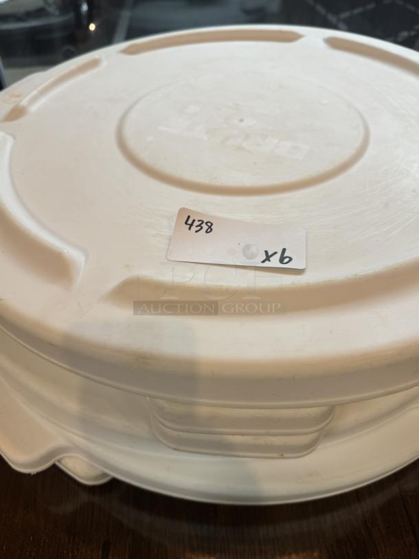 Rubbermaid 44 Gal. container lid, off-white, stack of 6, slight wear. Tag reads "438 x6."