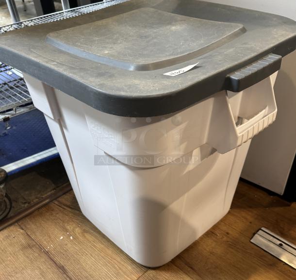 Rubbermaid 28 Gal. dry storage container, white with black lid, visible handles, used condition, 105 liters capacity.