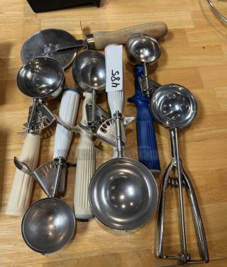 Serving Scoops and Pizza Slicer, 7 x Bid - Item #1211733