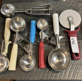Assorted Serving Scoops and Pizza  Cutter, 7 x Bid - Item #1211746