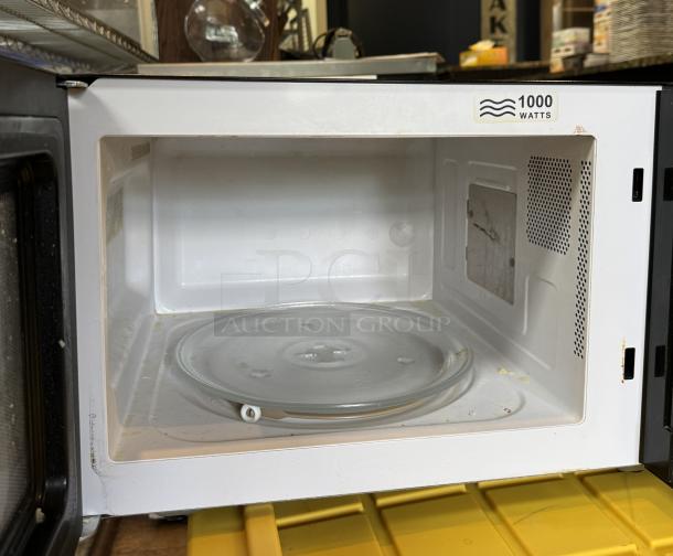 Hamilton Beach Microwave, Model #EM031M22C-X1, 1500W, tested and working. Interior view shows clean turntable.