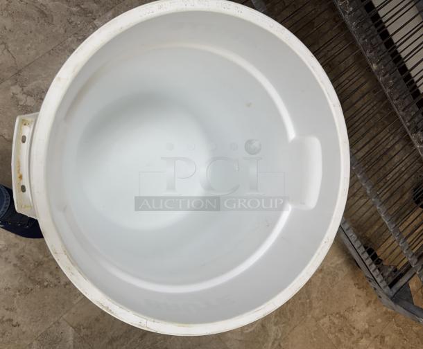 Rubbermaid 10 Gal. round container, white, slight scuffs, includes lid, durable plastic, commercial use markings.