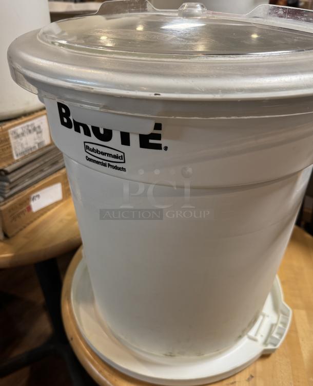 Rubbermaid Brute 10 Gal dry storage container with sliding lid, white, logo visible, ideal for commercial use, good condition.