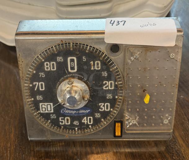 Vintage Omnip-s-timer oven timer, visible wear, working condition. Features metal casing, numbered dial, and switch.