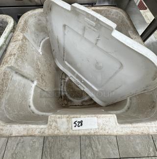 Rubbermaid 40 Gal Dry Storage Container, white, used condition, visible wear and stains, label marked "528".