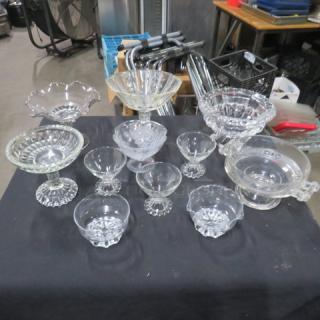 Assorted glassware set with various shapes and sizes. Includes bowls and goblets, in transparent glass, excellent condition.