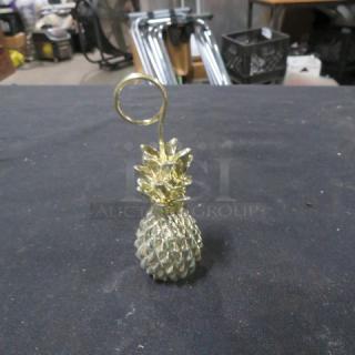 Gold pineapple place card holder with spiral clip, part of a lot of 19. Elegant design, good condition. Ideal for events.