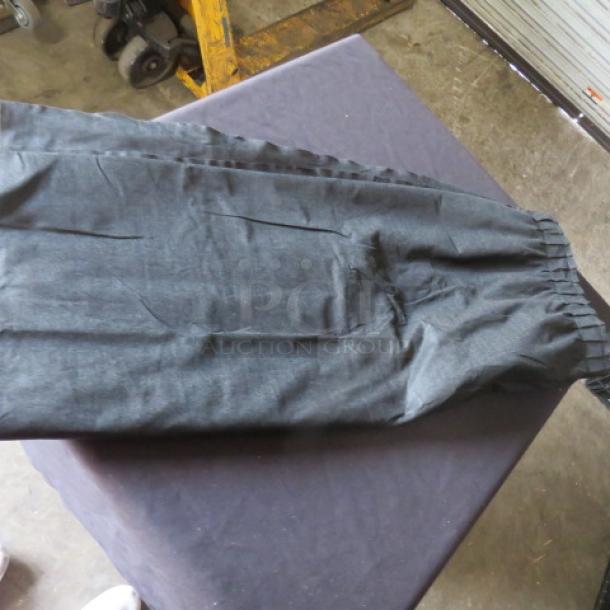 New black table skirt, 168x29 inches, featuring gathered waistband. Ideal for events, unused condition.