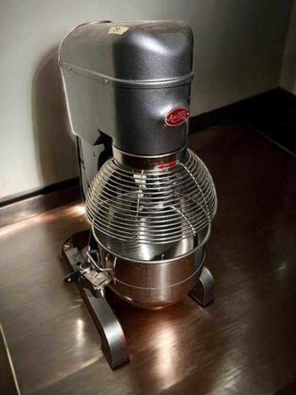 Avantco MX30 commercial mixer, 30 Qt, excellent condition, tested and working, 120V, visible Avantco logo.
