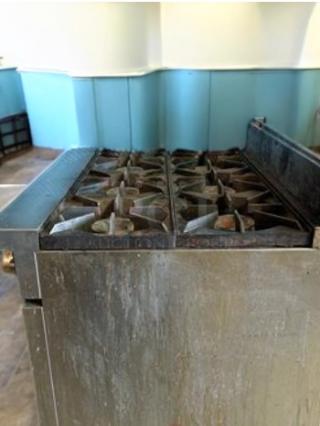 Commercial 6-burner gas range with oven, natural gas, in great condition. Fully tested and operational. Sturdy metal build.