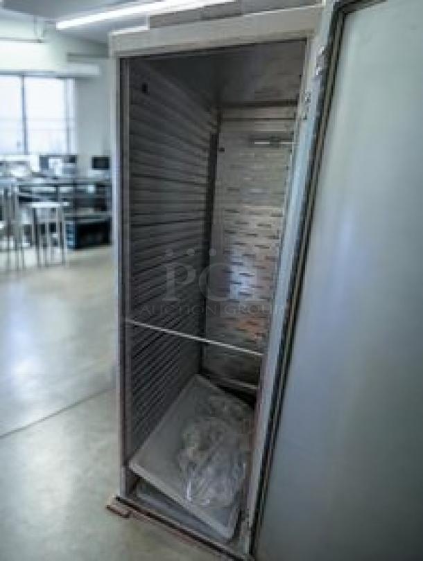 Avantco CFD-1RR commercial refrigerator, single door, excellent condition, 115V, reach-in style, fully tested, gray exterior.
