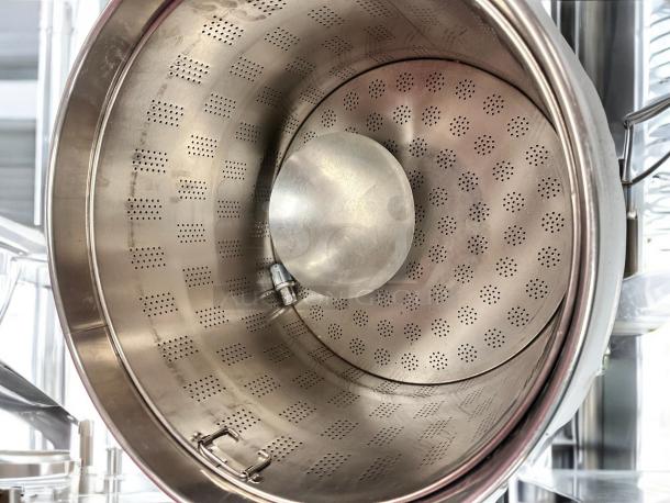 Outstanding condition dual-basket noodle boiler, 220V, commercial model, fully tested and working. Stainless steel interior.