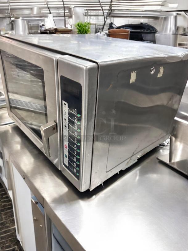 Amana/Menumaster MFS18TS commercial microwave oven, outstanding condition, 208/240V, keypad, stainless steel exterior.